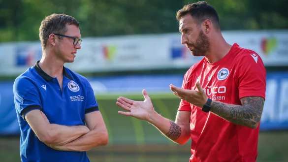 Arminia Bielefelds Sport-Gesch&auml;ftsf&uuml;hrer Michael Mutzel (l.) und Trainer Mitch Kniat sehen keinen Anlass, im Winter gen S&uuml;den zu fliegen. - &copy; Sarah Jonek