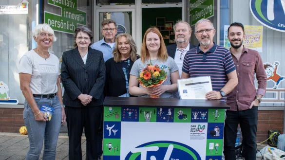 Beim H&ouml;rnchenfest wird der Engagementpreis 2024 an den TV Horn-Bad Meinberg &uuml;bergeben. (Von links) Marga Jegust-Heldermann (Laudatorin), Dagmar Seifert (Jury Engagementpreis), Fried Petringmeier (Stellvertretender B&uuml;rgermeister), Bianca Kompalla (Stellvertretende Vorsitzende Integrationsbeirat), Lara Sa&szlig; (Gesch&auml;ftsf&uuml;hrerin TV Horn-Bad Meinberg), Andreas Mickel (Vorsitzender Integrationsbeirat), J&uuml;rgen Beutel (Vorstand TV Horn-Bad Meinberg), Celil Celik (Jury Engagementpreis). - &copy; Stadt Horn-Bad Meinberg