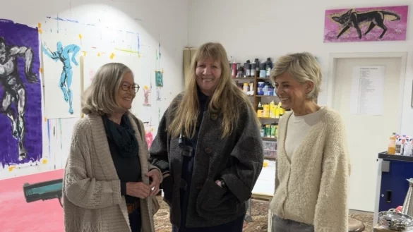 In der Galerie Gausepohl, Kunstquartier: (von links) Ina Meise Laukamp, Vertretung Verbandsvorsteher des Landesverbandes Lippe, K&uuml;nstlerin Friedefrau Deutsch und Vera Scheef, Projektleitung LVL. - &copy; LVL