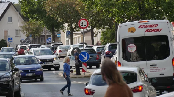 Nicht &uuml;berall ist es so klar ersichtlich wie an der Friedrich-Ebert-Stra&szlig;e in Hiddesen, warum die Tempo-30-Ausschilderung notwendig ist. Die Stadt will nun den Flickenteppich zwischen 30 und 50 anpassen. Das Konzept ist in Arbeit. - &copy; Jost Wolf