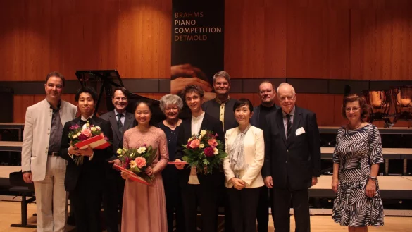 Preistr&auml;ger und Jury des 4. Internationalen Brahms-Klavierwettbewerbs Detmold (v.l.n.r.): Prof. Jacob Leuschner
(Juryvorsitz), Rei Harada (3. Preis), Michel B&eacute;roff (Jury), Elisabeth Tsai (1. Preis), Inge-Susann R&ouml;mhild (Jury), Martin Jaspard (1. Preis), Florian Ludwig (Jury), Hiroe Arai (Jury), Markus Bellheim (Jury), Richard Braun (Jury),
Catherine Vickers (Jury). - &copy; HfM Detmold/Plettenberg