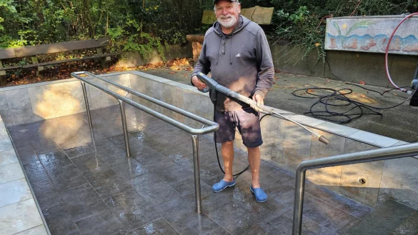 Frank W&ouml;stenfeld pflegt seit vielen Jahren das Tretbecken in H&ouml;rste. Einmal in der Woche steht die Grundreinigung an, t&auml;glich wird kontrolliert, ob alles in Ordnung ist. Und weil das Wetter gut bleibt, soll die "Storchengang"-Saison noch eine Woche verl&auml;ngert werden. - &copy; Astrid Sewing