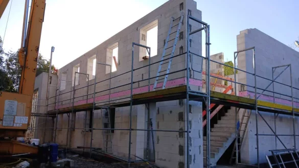 Die Arbeiten am Feuerwehrger&auml;tehaus in Talle gehen gut voran. Inzwischen wurde auf den rechten Geb&auml;udeteil auch schon das Dach gesetzt. - &copy; Mario Hecker