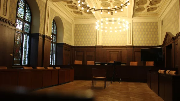 In Saal 143 des Landgericht Detmolds werden ausschlie&szlig;lich Zivilsachen verhandelt. Es ist zweifellos der sch&ouml;nste Saal des Hauses. - &copy; Janet K&ouml;nig