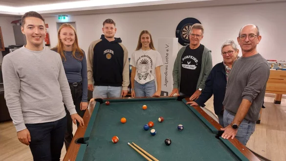 Generationen von Jugendlichen aus Lothe haben ihre Freizeit im Jugendkeller verbracht, darunter Tim-Malte Gut (von links), Maja Fiene, Pascal Holzk&auml;mper, Marie Thoren, Albert Holtkamp, Angela Arth und R&uuml;diger Thalke. - &copy; Michaela Wei&szlig;e