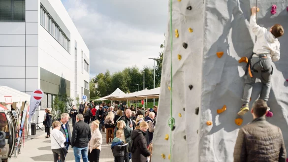 Viele Menschen haben die beiden Familientage bei Brasseler besucht. Auf dem Firmengel&auml;nde gab es jede Menge Attraktionen f&uuml;r die gro&szlig;en und kleinen G&auml;ste. - &copy; Firma Brasseler