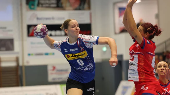 Nieke K&uuml;hne (links) von der HSG Blomberg-Lippe pr&auml;sentiert sich zurzeit in Top-Form, in den&auml;chsten Tagen weilt sie bei der Nationalmanschaft. - &copy; Paul Cohen