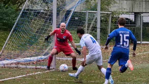 Großchance für Lemgos Wirbelwind Yusa Sahin, der Dzenan Kreijestorac (rechts) abgeschüttelt hat, aber direkt vor SC-Torhüter Philipp Smerat verzieht. - © Jörg Hagemann