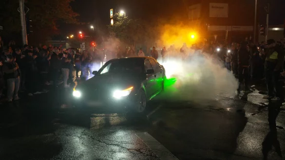 Sogenannte Burnouts - wie auf diesem Bild eines Treffens in Rheinland-Pfalz zu sehen - f&uuml;hrten mehrere der rund 1000 Teilnehmer des Tuningtreffens in Bad Oeynhausen aus. Die Polizei war mit einem Gro&szlig;aufgebot vor Ort. Symbolfoto: - &copy; Symbolbild: Imago/Thomas Frey