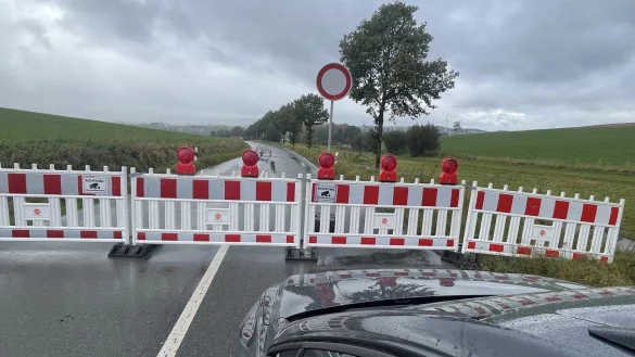 Hier geht es nicht mehr weiter: Hinter der Lother H&ouml;he, aus Richtung Lippe gesehen, ist die L827 voll gesperrt - und das wird auch noch einige Zeit so bleiben. - &copy; Silke Buhrmester