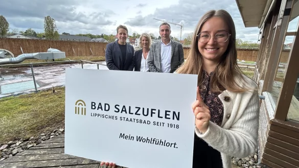 Melina Wagner (vorne) von der Agentur "Remy & Remy" zeigt das neue Logo. Im Hintergrund (von links) Felix Remy von der Agentur, Kämmerin Melanie Kohring und Bürgermeister Dirk Tolkemitt. Inzwischen hat man die Jahreszahl von 1918 auf 1818 geändert. - © Alexandra Schaller