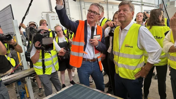 Das Medieninteresse ist groß, als Geschäftsführer Kai Schiefelbein Bundeswirtschaftsminister Robert Habeck Mitte August durch die Produktionshallen von Stiebel Eltron führt. - © Ralf T. Mischer