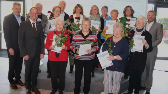Als sichtbares Zeichen f&uuml;r den undotierten Preis erhielt jede Agenda-Gruppe eine Urkunde. Zu den Aktiven geh&ouml;ren mehrheitlich Frauen. Fotos: Knut Dinter - &copy; Knut Dinter