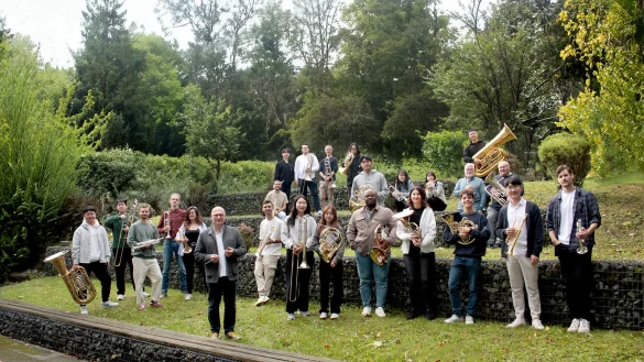 Das Hochschulensemble hfmBRASS mit seinem K&uuml;nstlerischen Leiter Norbert Stertz (vorne). - &copy; HfM Detmold/Plettenberg
