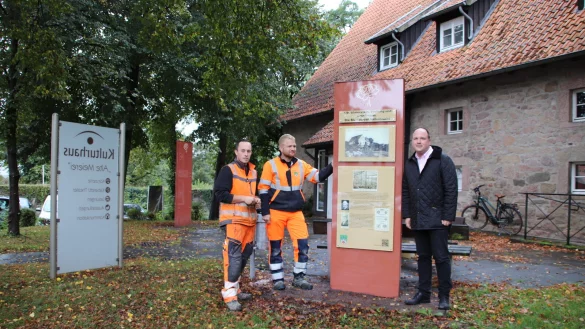 Posieren vor der neuen Infostele: (von links) Niklas Schr&ouml;der und Marco Pr&uuml;&szlig;ner (st&auml;dtischer Baubetriebshof) sowie B&uuml;rgermeister Christoph Dolle. - &copy; Stadt Blomberg