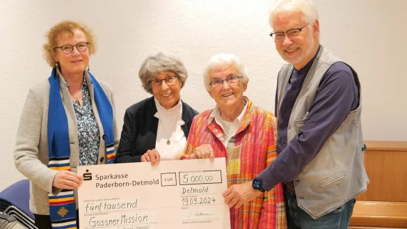 Spenden&uuml;bergabe: (von links) Barbara Irrgang und Christa Goeken vom Vorstand des Eine-Welt-Ladens Alavanyo &uuml;berreichen Dr. Elke Mascher und Dr. Helmut Kirschstein, Vorsitzender der Gossner Mission, einen Scheck in H&ouml;he von 5000 Euro. - &copy; Lippische Landeskirche