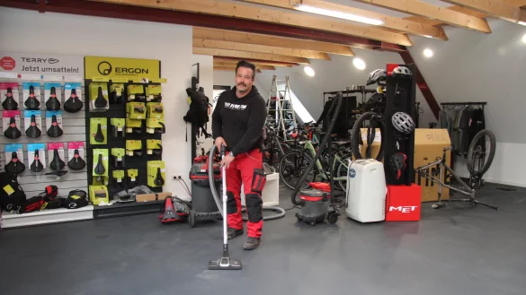 Holger Ehm versucht, die Reste des Feuerl&ouml;schpulvers wegzusaugen. Seinen Fahrradladen haben die Einbrecher ziemlich leerger&auml;umt. - &copy; Nadine Uphoff