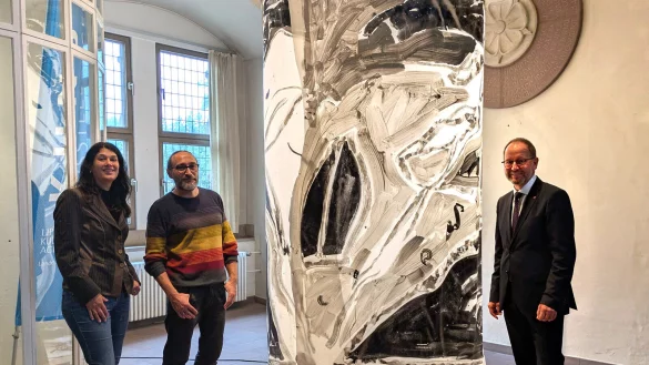 Dr. Mayarí Granados (Kunstreferentin, Lippische Kulturagentur), Künstler Igor Oster und Landesverbandsvorsteher Jörg Düning-Gast (von links) mit der Installation „Flucht zum Licht“. - © Stephanie Theuner, Landesverband Lippe