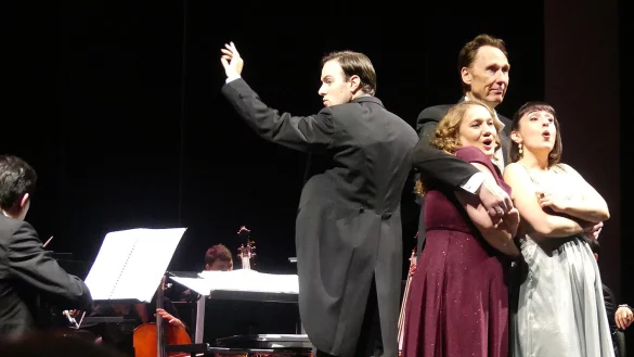 Die Fledermaus von Johann Strau&szlig;: Orchesterleiter Claudio Novati (links) dirigiert w&auml;hrend Christin Stanowsky, Andreas J&ouml;ren und Marianna Nomikou (von links) ihre Stimmgewalt beweisen. - &copy; Rudi Rudolph