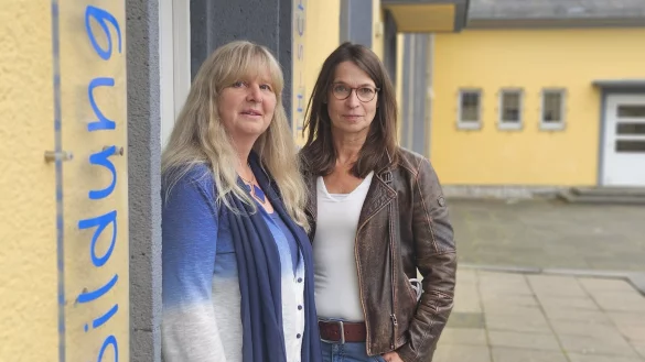 Schulleiterin Iris Hansmann (links) und Konrektorin Gesine Hille haben in den zehn Jahren Bildungshaus Weerthschule einiges erlebt. - &copy; Janet K&ouml;nig