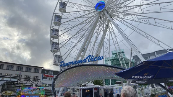 B&uuml;rgermeister Tim K&auml;hler begr&uuml;&szlig;t die Besucherinnen und Besucher zur City-Kirmes vor dem Riesenrad. - &copy; Dana Johanna Stoll
