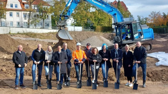 Erster Spatenstich f&uuml;r das Gesundheitszentrum Medicampus in Bad Salzuflen: Die Verantwortlichen auf dem ehemaligen Klinikgel&auml;nde an der Parkstra&szlig;e. - &copy; Stadt Bad Salzuflen