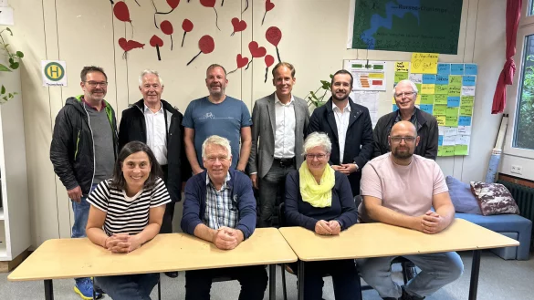 Freuen sich &uuml;ber den Erfolg der Lernhilfe an der Geschwister-Scholl-Schule: (hinten, von links) Oliver M&uuml;ller und Martin Christian Vogel (Lions Club Detmold-Residenz), Schulleiter Christoph Trappe, Kay Sandmann-Puzberg, Alexander Wolf, Dr. Karl-Hans Schlossstein (in Vertretung seines Sohnes Phillip) sowie (vorn, von links) Lehrerin Julia Stein, Rolf Winter und Elke Rolf (B&uuml;rgerstiftung Detmold) und Lehrer Christoph Krull. - &copy; B&uuml;rgerstiftung Detmold