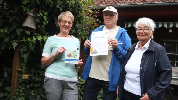 Anke Vogel (l.) freute sich sehr &uuml;ber die Anerkennung ihres Schmetterlingsfreundlichen Gartens. Ewald Thies und Dagmar Elbracht vom NABU &uuml;berreichten ihr die Urkunde.
Foto: Knut Dinter - &copy; Knut Dinter