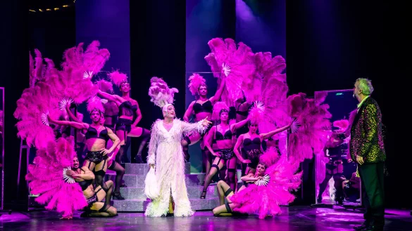 Glamour&ouml;ser Look: Randy Diamond, Mike Garling und das Ballettensemble des Landestheaters Detmold. - &copy; Landestheater Detmold / Marc Lontzek