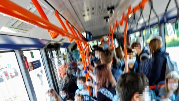 Nicht nur zu Coronazeiten, wie auf diesem Bild, sind die Busse in Bielefeld &uuml;berf&uuml;llt. In die Linie 24 passen morgens ab bestimmten Haltestellen keine Sch&uuml;ler mehr rein. - &copy; privat