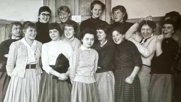 Als kleinste Klasse mit nur 13 Sch&uuml;lerinnen wurde die aufgeweckte Truppe unter dem Dach in einer kleinen Kammer neben der Turnhalle unterrichtet. In Lemgo haben sich sechs der ehemaligen Abiturientinnen getroffen und die Zeit im "Schwalbennest" Revue passieren lassen. - &copy; Fotorechte: Ingetraud Kamp