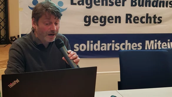 Der bekannte Journalist und Publizist Andreas Speit war auf Einladung des DGB Kreisverbandes Lippe, Ver.di Lippe und des Lagenser B&uuml;ndnisses gegen Rechts gekommen. - &copy; B&uuml;ndnis gegen Rechts