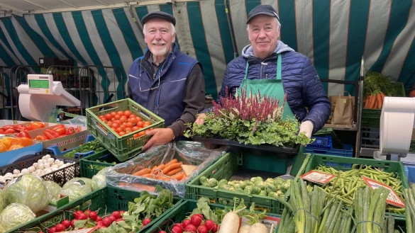 Die Br&uuml;der Siegfried (links) und Volker Schling haben jahrzehntelang vor allem Gem&uuml;se und Pflanzen auf dem Detmolder Wochenmarkt verkauft. - &copy; Cordula Gr&ouml;ne