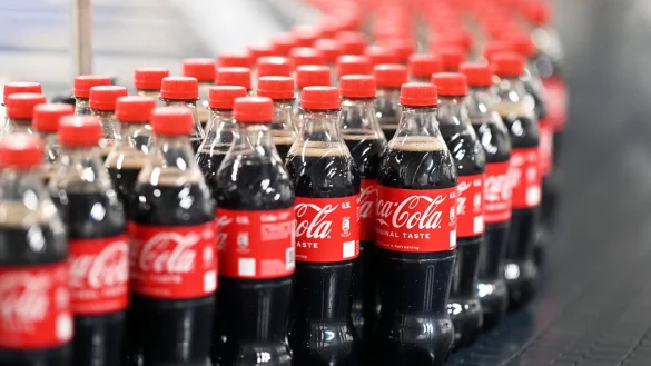 Der Getränkehersteller Coca-Cola macht fünf Standorte dicht, darunter Bielefeld. - © dpa