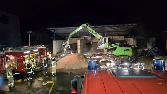 Gemeinsam mit Mitarbeitern des Entsorgungsbetriebes Freise hat die Augustdorfer Feuerwehr am Montagabend brennenden Metallschrott gelöscht. Mithilfe eines Baggers und mehrerer Radlader wurde das Brandgut auseinandergezogen und anschließend durch Feuerwehr gekühlt und abgelöscht. - © Feuerwehr Augustdorf