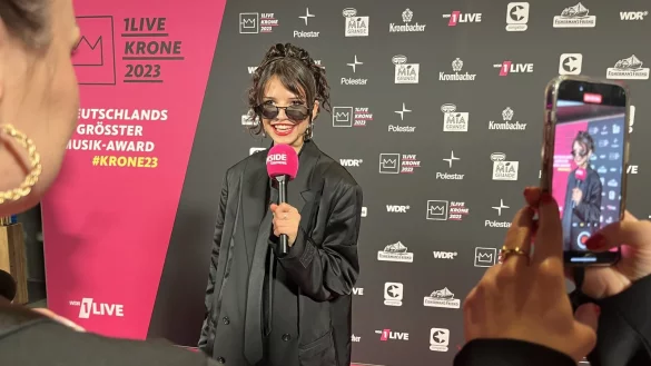 Schon dreimal gewann S&auml;ngerin Nina Chuba (hier 2023) eine Krone, Rapper Casper sogar achtmal. Sie k&ouml;nnten zur Jubil&auml;umsausgabe wieder in Bielefeld bei der "1Live Krone" dabei sein. - &copy; Jan Husmann