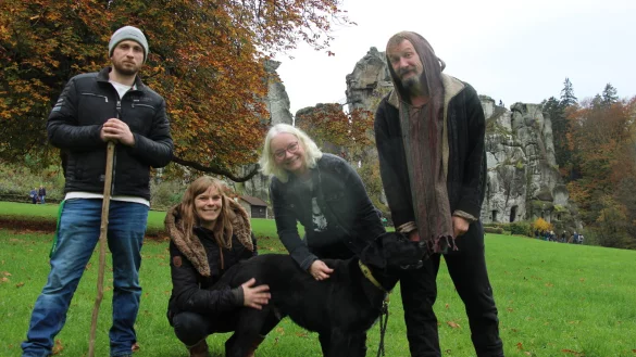 Tobias Engel (von links), Danica Furchert, Diana Ammer und Richard L&ouml;ffler mit Hund Bo wollen die Erinnerung an Thorsten D. aufrecht erhalten. - &copy; Janet K&ouml;nig