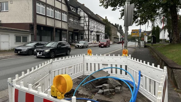Auch an der Rintelner Stra&szlig;e in Hohenhausen warten Glasfaserkabel darauf, verlegt zu werden. - &copy; Tamina-Shirin Marten