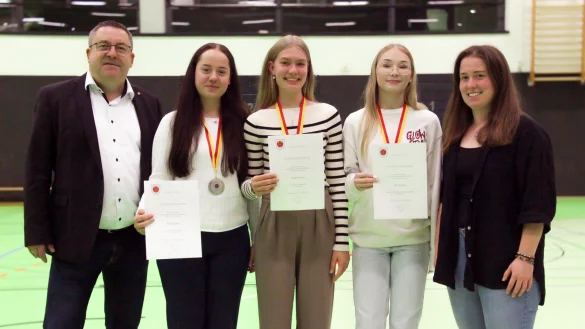 Landrat Dr. Axel Lehmann (links) und Johanna Bejer vom KSB (rechts) &uuml;berreichten Urkunden und Medaillen an die Rollkunstl&auml;uferinnen Clara Rieke, Liana D&uuml;wel und Lilly Fischer (ab Zweite von links nach rechts). - &copy; Foto: Kreis Lippe