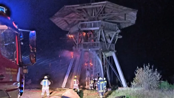 Die Freiwillige Feuerwehr bei den L&ouml;scharbeiten zum brennenden Eggeturm auf dem preu&szlig;ischen Velmerstot in Steinheim. - &copy; M&uuml;ther/Freiwillige Feuerwehr Horn-Bad Meinberg