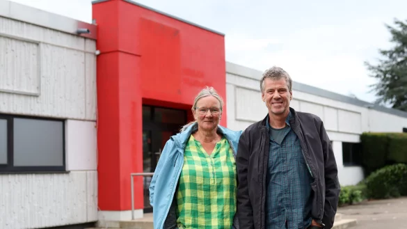 Nicola Lilje und Stefan Schnug stehen vor dem inzwischen geschlossenem Fitnessstudio Clever Fit. MT-Foto: - &copy; Alex Lehn