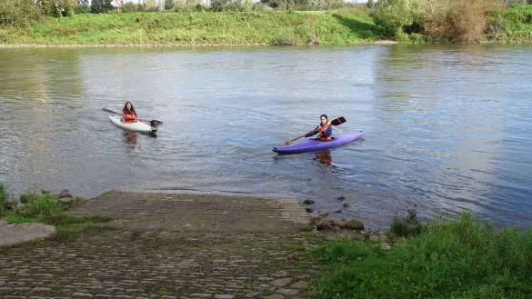 Johanna und Katharina Cygon vom Verein „Familien in Erder“ freuen sich über die sanierte Slipanlage - © UKB