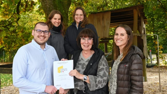 Dennis Rolf (stellvertretender Leiter, von links), die Erzieherinnen Carina Petruschat und Nadine Gro&szlig;e, Leiterin Andrea Korte und Linda Diekmannshemke vom Tr&auml;ger freuen sich &uuml;ber die erfolgreiche Zertifizierung zum Familienzentrum NRW. Foto: Kita St. Michael - &copy; Kindertageseinrichtung St. Michael