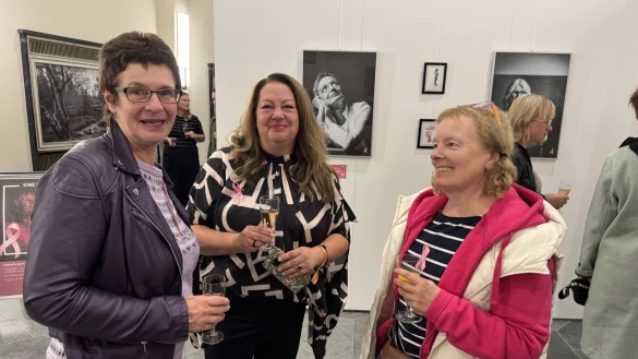 Die beeindruckten Besucherinnen Anke Wittmann (links) und Erika Gieselmann (rechts) im Gespr&auml;ch mit Hauptorganisatorin Sabine Mirbach (Mitte). - &copy; Sandra Castrup