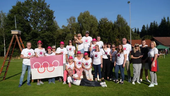 Die erste Dorfolympiade in Silixen ist dank der vielen Helferinnen und Helfer ein voller Erfolg. - &copy; Fotorechte: Dorfkommitee Silixen
