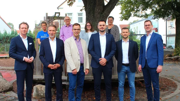 Vorne (von links) freuen sich Dr. Olaf Peterschröder (Verwaltungsvorstand des Kreises Lippe), Dr. Stefan Ludwigs (Walter Blüchert Stiftung), Sebastian Wöhler (Westfalen Weser Netz GmbH), Mark Geschwender (Sparkasse Paderborn-Detmold-Höxter), Tim Sölter (Allgemeiner Vertreter des Bürgermeisters der Stadt Horn-Bad Meinberg) und Matthias Kalkreuter (Bürgermeister der Stadt Lage). Mit dabei waren (hinten von links) Monika Tohmann (Vorsitzende Förderverein Grundschule Horn), Bernd Strömich (Schulleiter Grundschule Horn), Aylin Giller (Walter Blüchert Stiftung), Silke Schwanke (Schulleiterin Grundschule Lage). - © Kreis Lippe