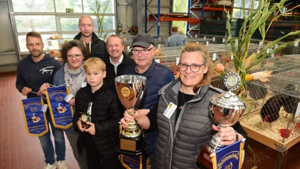 Patrick Gr&uuml;ndel (von links), Alexandra Nope, Dennis Bergmann, Mayson Paul Rieger, Mario Hecker, Hermann Hecker und Heike Iwanovicz sind die gl&uuml;cklichen Gewinner der Rassegefl&uuml;gelschau in Hohenhausen. - &copy; Nicole Ellerbrake