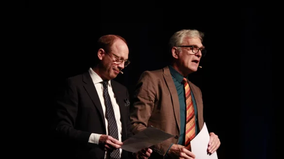 Johann von B&uuml;low und Walter Sittler begeben sich in der Stadthalle auf die Suche nach der Wahrheit. Sie bieten mit ihren Erkenntnissen einen lehrreichen Abend. - &copy; Juliana Szabo