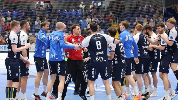 Mittendrin ist Constantin M&ouml;stl, Keeper des TBV. - &copy; Paul Cohen