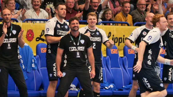 Viel Grund zum Fr&ouml;hlichsein hatten zuletzt Matthias Struck (von links), Jan Brosch, Trainer Florian Kehrmann, Lukas Hutecek, Leve Carstensen und Nicolai Theilinger. - &copy; J&ouml;rg Hagemann